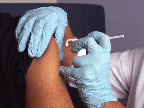 Business groups call for COVID vaccine mandate in private sector